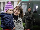 Die kleine Laura und ihre Oma sind von den Hubschraubern begeistert. (Bild öffnet sich in einem neuen Fenster)