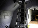 Die Beleuchtung im mobilen Feld Operations Zelt wird montiert. (Bild öffnet sich in einem neuen Fenster)