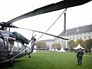 Einer der "Black Hawk"-Hubschrauber wird ständig bewacht. (Bild öffnet sich in einem neuen Fenster)