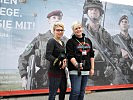Stephanie Strobl, l., und Flora Scheibenbauer sind begeisterte Fotografen. (Bild öffnet sich in einem neuen Fenster)