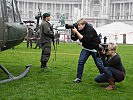 Die beiden Lehrlinge fangen Impressionen am Heldenplatz ein.