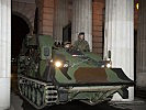 Der Pionierpanzer rollt als erster auf den Heldenplatz. (Bild öffnet sich in einem neuen Fenster)
