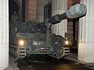 Die Panzerhaubitze M-109 durchfährt das Burgtor. (Bild öffnet sich in einem neuen Fenster)