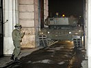 Der Fahrer des Kampfpanzers "Leopard" beweist Fingerspitzegefühl. (Bild öffnet sich in einem neuen Fenster)