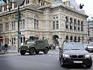Das gepanzerte Mehrzweckfahrzeug passiert die Wiener Oper. (Bild öffnet sich in einem neuen Fenster)