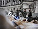 Zwei Wiener Milizsoldaten besprechen die letzten Details des Aufbaus. (Bild öffnet sich in einem neuen Fenster)