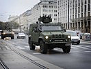 Das neue Iveco-Fahrzeug und ein "Pandur-Radpanzer auf der Ringstraße. (Bild öffnet sich in einem neuen Fenster)