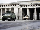 Die gepanzerten Fahrzeuge treffen am Heldenplatz ein. (Bild öffnet sich in einem neuen Fenster)