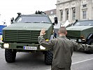...und die "Dingo"-Fahrzeuge werden vor der Hofburg eingewiesen. (Bild öffnet sich in einem neuen Fenster)