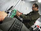 An Puppen wird die intensivmedizinische Versorgung gezeigt. (Bild öffnet sich in einem neuen Fenster)