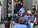 Kinder vor und in einem Fahrzeug der Schweizer Armee. (Bild öffnet sich in einem neuen Fenster)