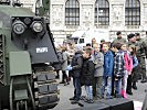 Schlangestehen vor einem Pionierpanzer. (Bild öffnet sich in einem neuen Fenster)