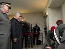 Bundespräsident Fischer und Minister Darabos bei der Kranzniederlegung. (Bild öffnet sich in einem neuen Fenster)