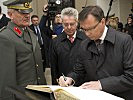 Auch Minister Norbert Darabos trug sich in das Buch ein. (Bild öffnet sich in einem neuen Fenster)