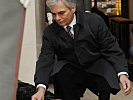 Bundeskanzler Werner Faymann beim Kranzniederlegen. (Bild öffnet sich in einem neuen Fenster)