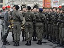 Sechs Soldaten gelobten direkt mit der Hand an der Fahne. (Bild öffnet sich in einem neuen Fenster)