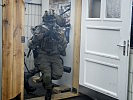 Gezielt dringen die Soldaten ein. (Bild öffnet sich in einem neuen Fenster)