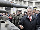 Bundespräsident Fischer sah sich ausgiebig am Heldenplatz um. (Bild öffnet sich in einem neuen Fenster)