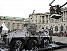 Ein "Dekotrupp" schäumt den Panzer mit Seifenschaum ein. (Bild öffnet sich in einem neuen Fenster)