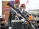 Die Soldaten exerzieren mit M1-Karabinern... (Bild öffnet sich in einem neuen Fenster)
