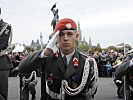 Die Soldaten der Garde starteten ihre Vorführung zu AC/DCs "Hells Bells". (Bild öffnet sich in einem neuen Fenster)