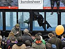 Die Heeres-Taucher brachten das Publikum zum Staunen. (Bild öffnet sich in einem neuen Fenster)