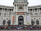 Auch vor der Nationalbibliothek bildete sich eine Menschenmenge. (Bild öffnet sich in einem neuen Fenster)