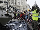ABC-Abwehrsoldaten dekontaminierten einen "Pandur"-Radpanzer. (Bild öffnet sich in einem neuen Fenster)