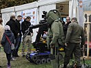 Ein Spezialist der Kampfmittelabwehr mit einem Entschärfungsroboter. (Bild öffnet sich in einem neuen Fenster)