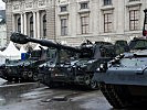 Die Rechenstelle M109 und die Panzerhaubitze M109 A5Ö am Heldenplatz. (Bild öffnet sich in einem neuen Fenster)