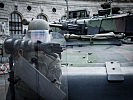 Ein Panzergrenadier vor dem Fahrzeug. (Bild öffnet sich in einem neuen Fenster)