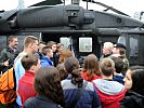 ...und vor einem S-70 "Black Hawk". (Bild öffnet sich in einem neuen Fenster)