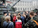 Schüler vor einer Panzerhaubitze M-109... (Bild öffnet sich in einem neuen Fenster)