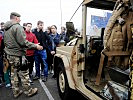 Soldaten des Jagdkommandos stellen ebenso ihre Ausrüstung vor... (Bild öffnet sich in einem neuen Fenster)