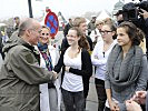 Der Minister mit Wiener Schülerinnen. (Bild öffnet sich in einem neuen Fenster)