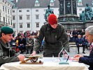 Generalleutnant Reißner und Wawra bei der Unterzeichnung der Partnerschaft. (Bild öffnet sich in einem neuen Fenster)