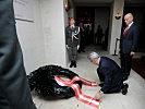 Bundespräsident Fischer und Minister Klug bei der Kranzniederlegung. (Bild öffnet sich in einem neuen Fenster)