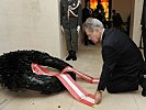 Der Bundespräsident gedenkt der im Dienst verstorbenen Soldaten... (Bild öffnet sich in einem neuen Fenster)