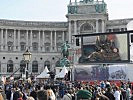 Auf Videowänden konnten das Geschehen verfolgt werden. (Bild öffnet sich in einem neuen Fenster)