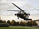 Kurz vor der Landung am Wiener Heldenplatz, der S-70 "Black Hawk". (Bild öffnet sich in einem neuen Fenster)