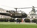 Die "Alouette" III wird unter kritischen Blicken eingewiesen... (Bild öffnet sich in einem neuen Fenster)