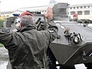 Der "Pandur" der Militärpolizei wird auf seinem Platz eingewiesen. (Bild öffnet sich in einem neuen Fenster)
