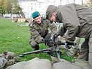 Milizsoldaten beim Aufbau des überschweren Maschinengewehrs. (Bild öffnet sich in einem neuen Fenster)