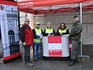 Hauptmann Malinowski mit den Gebärdensprachmittlern beim äußeren Burgtor. (Bild öffnet sich in einem neuen Fenster)