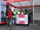 Informationsoffiziere und Gebärdensprachmittler.