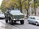 Der ATF "Dingo" der Militärpolizei am Anmarsch über die Ringstraße... (Bild öffnet sich in einem neuen Fenster)