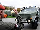Ein Militärpolizist weist den gepanzerten ATF "Dingo" ein. (Bild öffnet sich in einem neuen Fenster)