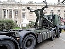 Das Hakenladesystem bringt die notwendigen Container der Leistungsschau... (Bild öffnet sich in einem neuen Fenster)