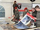 Der Stand der Militärpolizei wird für die Leistungsschau vorbereitet. (Bild öffnet sich in einem neuen Fenster)