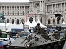 Ein "Pandur"-Radpanzer und ein IVECO suchen ihren Weg zum Aufstellungsort. (Bild öffnet sich in einem neuen Fenster)